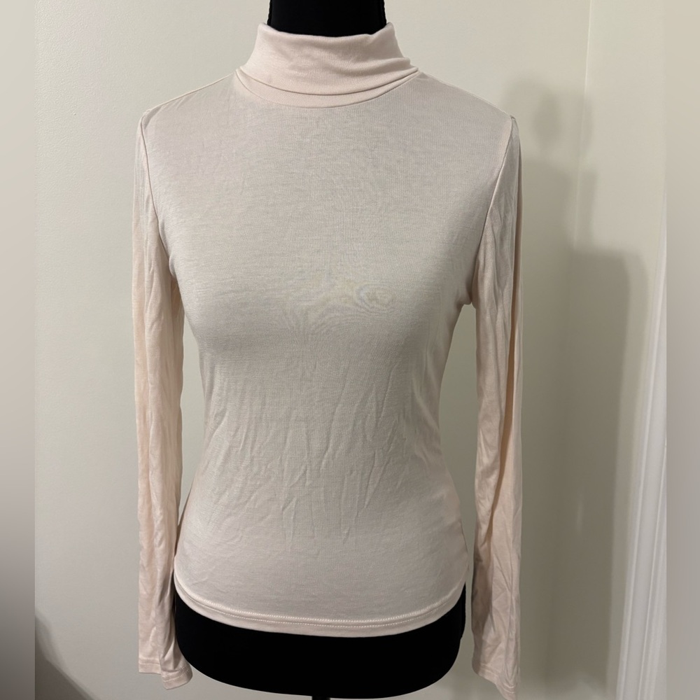 Ivory basic Turtleneck Sweater for layering. Size Small NWT